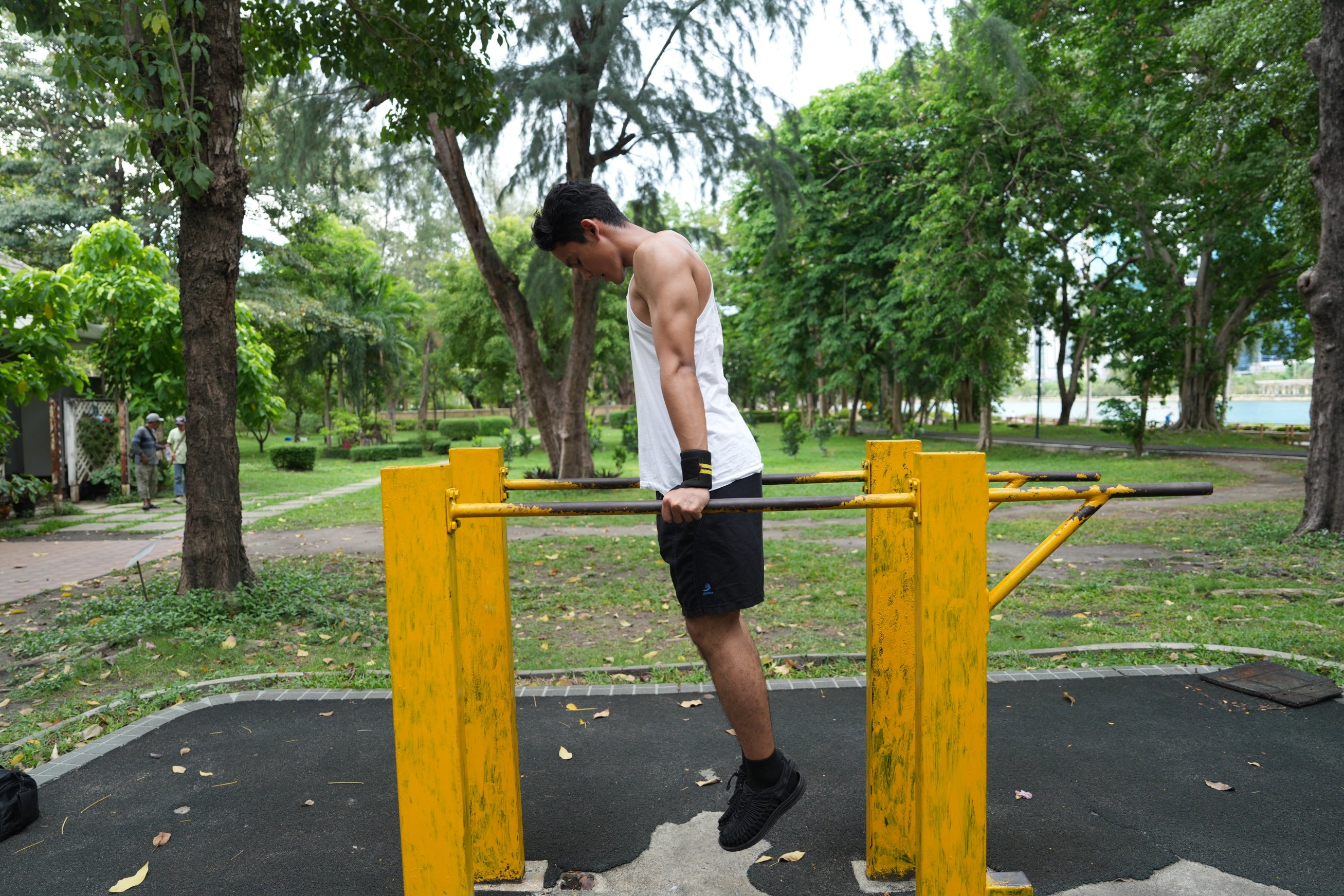 Dips: Effectieve calisthenics oefening voor triceps, borst en schouders. Perfect voor beginners!